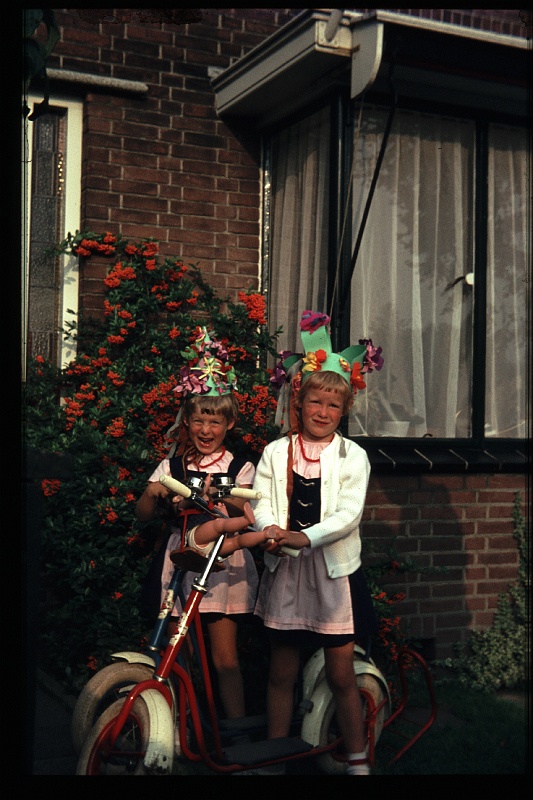 19.Delft aug 1968 Brigitte,Marion.JPG